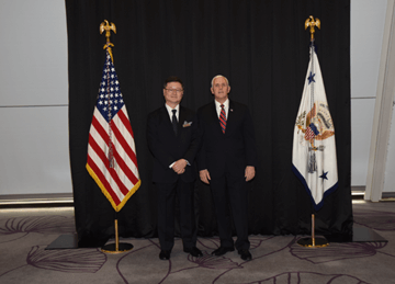 Mike Pence 미합중국 부통령과 함께 찍은 사진